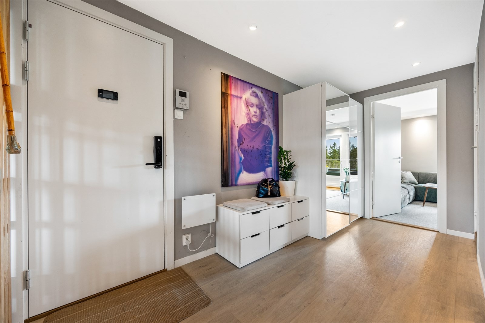 Boligen ønsker deg velkommen i en romslig og lys entré med plass til å henge fra seg yttertøy og sko. Galleribilde