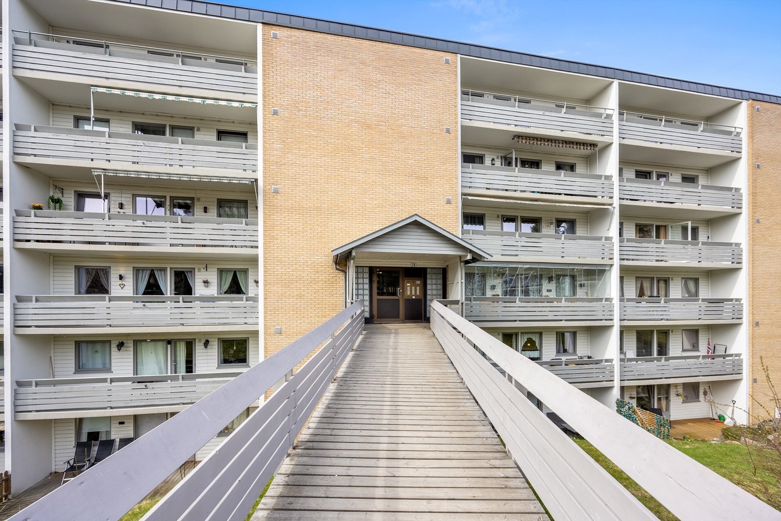 Felles trapperom med adkomst via gangbro. Bygget har dørcalling. Galleribilde
