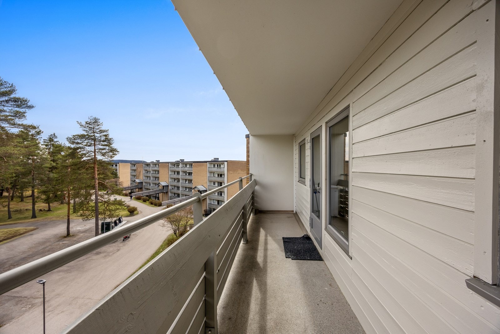 Den langstrakte balkongen er en fin uteplass for å nyte morgenkaffen. Galleribilde