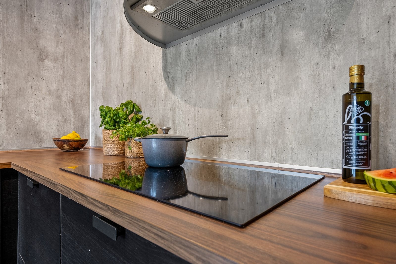 Moderne platetopp nedfelt i benkeplaten. Galleribilde