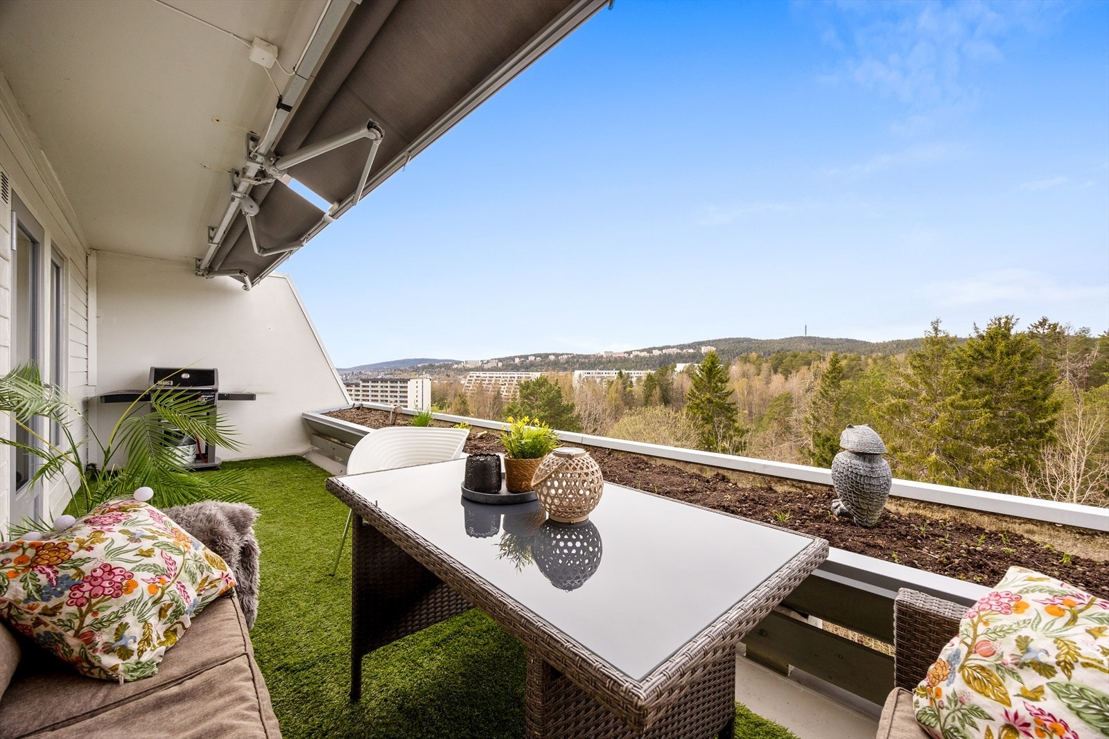 Leiligheten har to uteplasser, inkludert denne romslige, nordvestvendte balkongen på 14 m² med god plass til utemøbler. Galleribilde