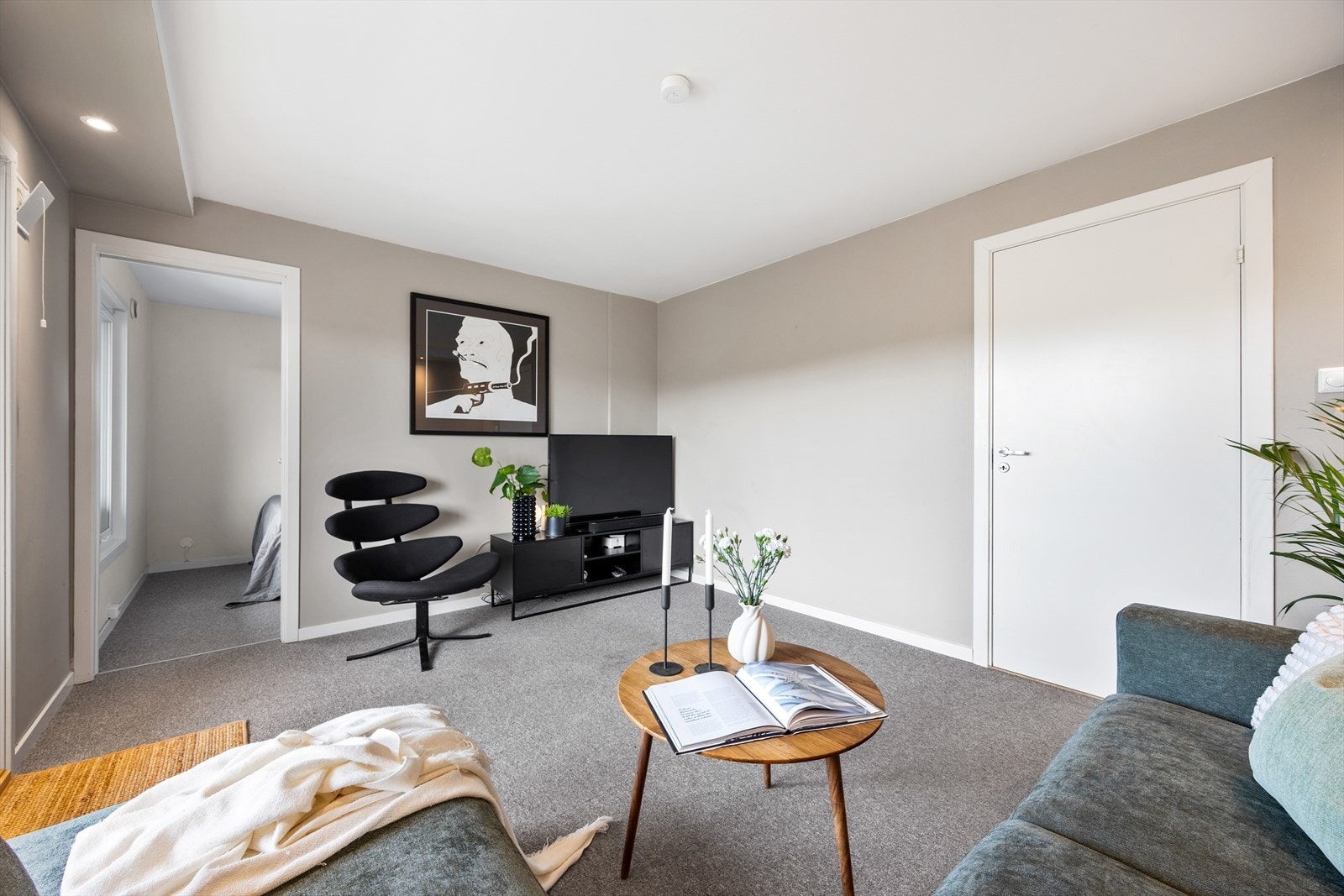 Rommet har gode soner for innredning med sofa, TV-hjørne, beplantning og tilhørende møbler - alt ettersom behov. Galleribilde
