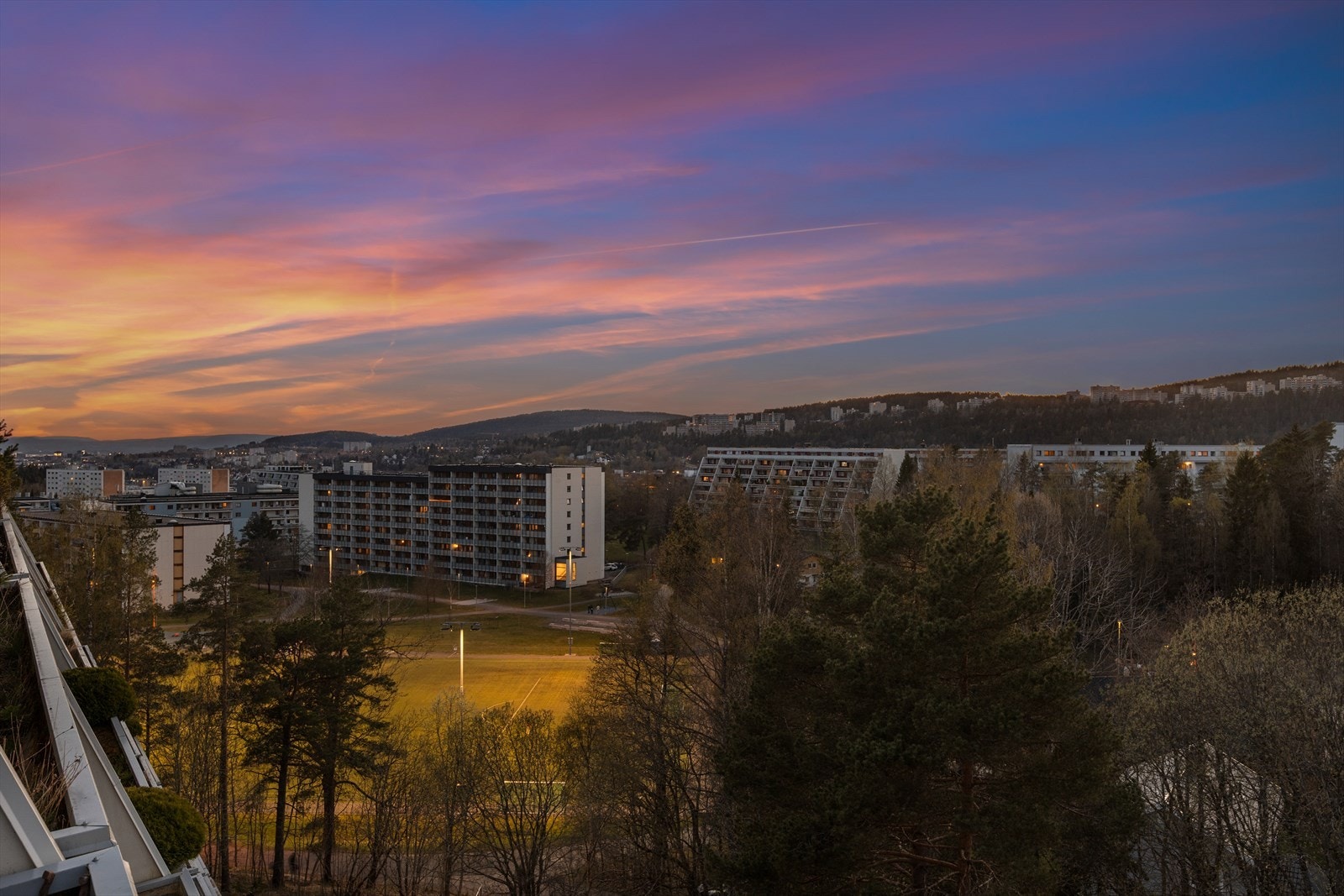 Utsikt over nærområdet i kveldslys. Galleribilde