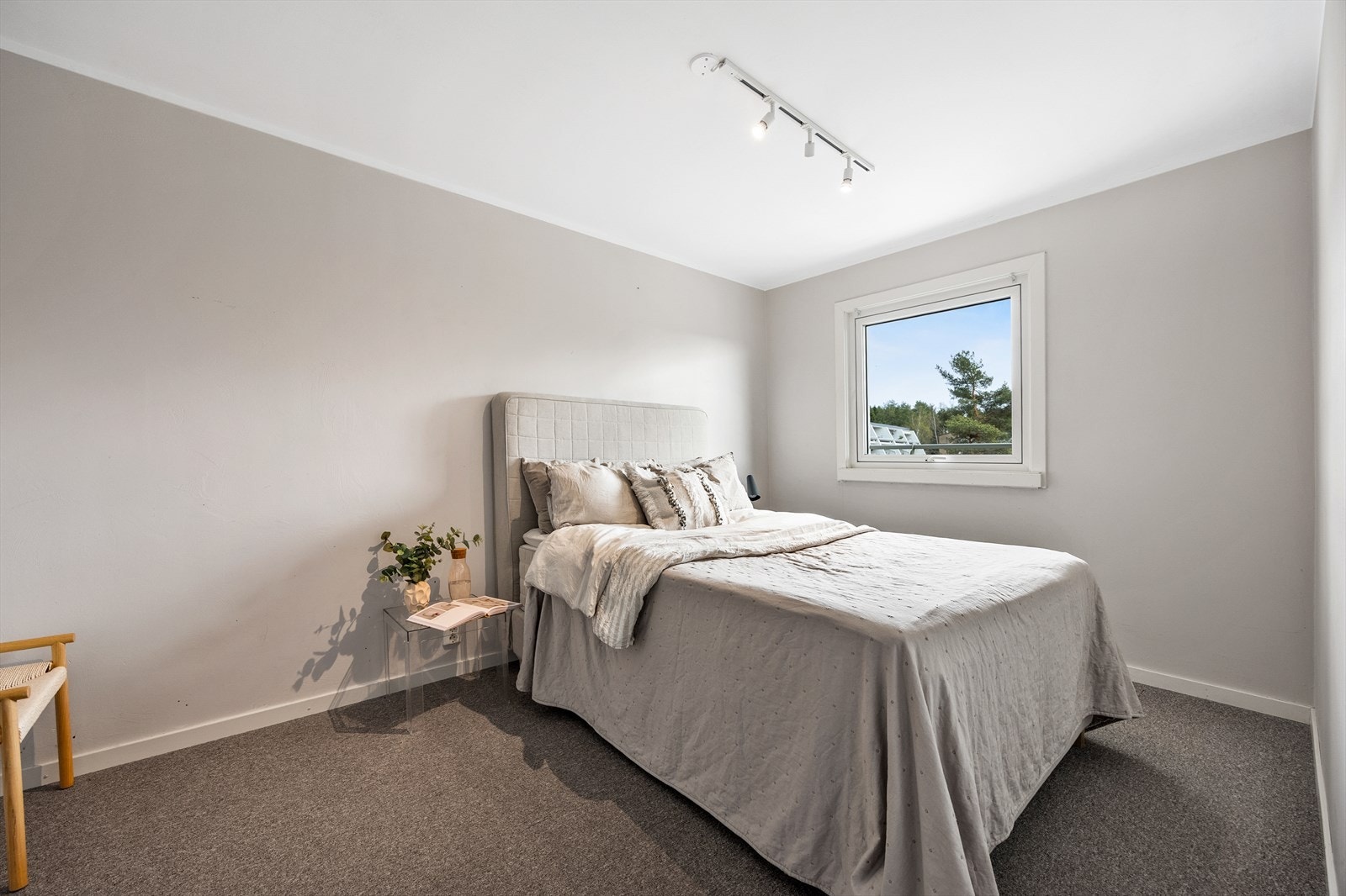 Hovedsoverommet har plass til dobbeltseng og garderobeløsning, og er utstyrt med spotlights i taket. Galleribilde