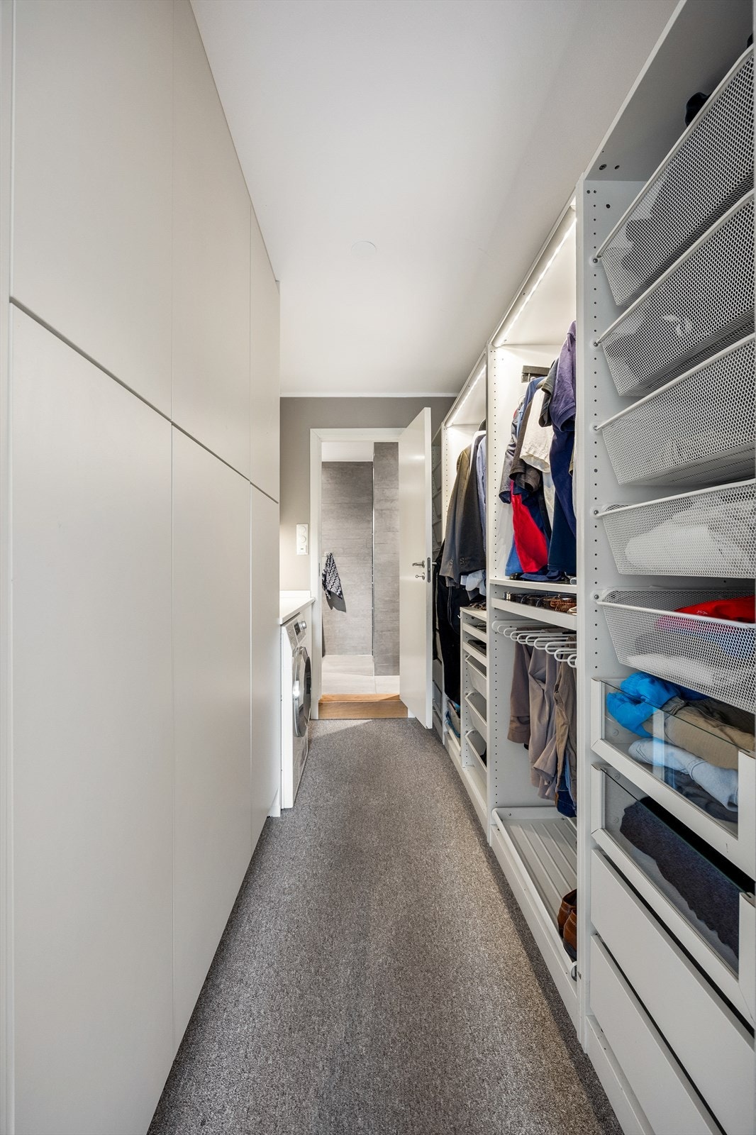 Garderoben fungerer også som vaskerom, med opplegg for vaskemaskin og automatisk lekkasjestopper. Galleribilde