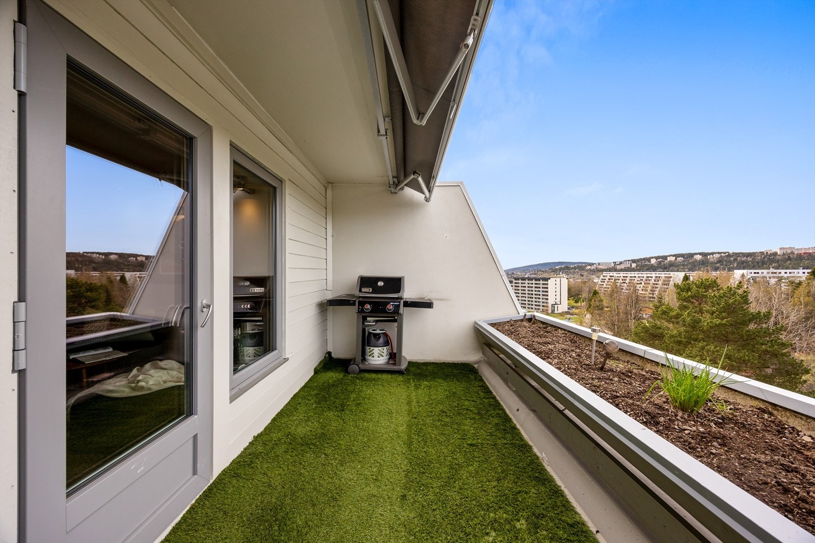 Balkongen har ettermiddags- og kveldssol, perfekt for utendørs middager på sommeren. Galleribilde