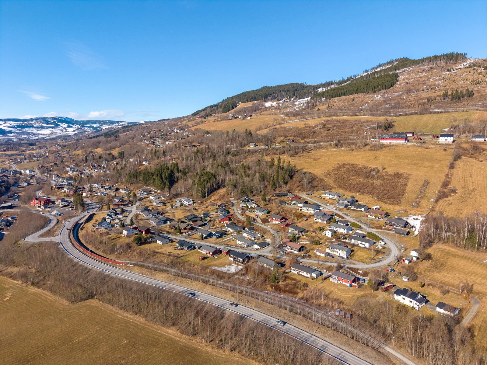 Eiendommen ligger i rolige og landlige omgivelser, samtidig som den er sentralt plassert i området. Galleribilde