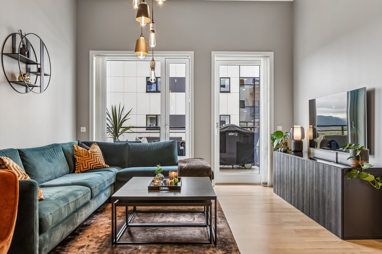 Lys og moderne stue med god møbleringsfrihet og store vindusflater som slipper inn rikelig med naturlig lys. Galleribilde