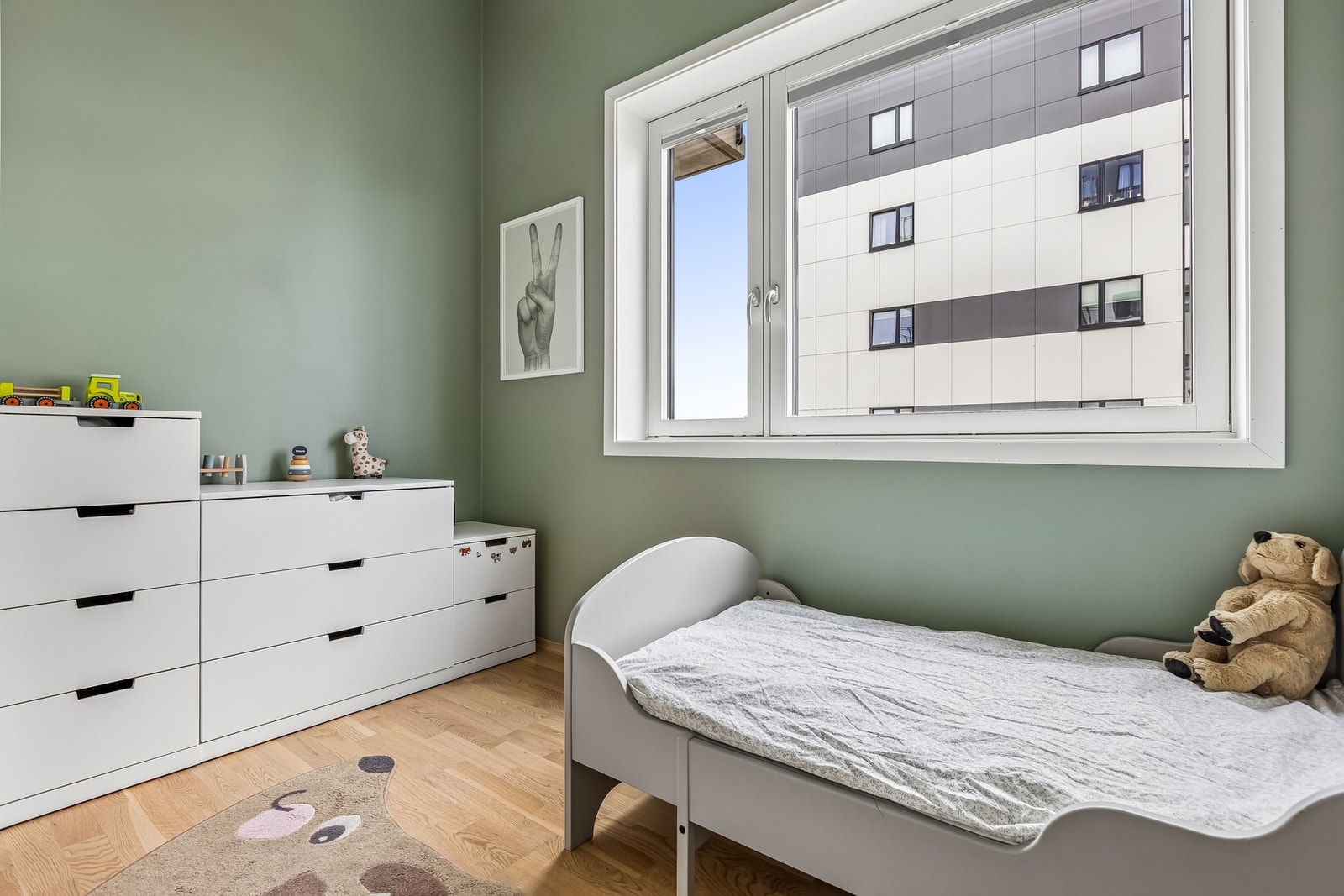 Soverom 2. Rommet fungerer like godt som gjesteværelse, barnerom, eller hjemmekontor. Galleribilde