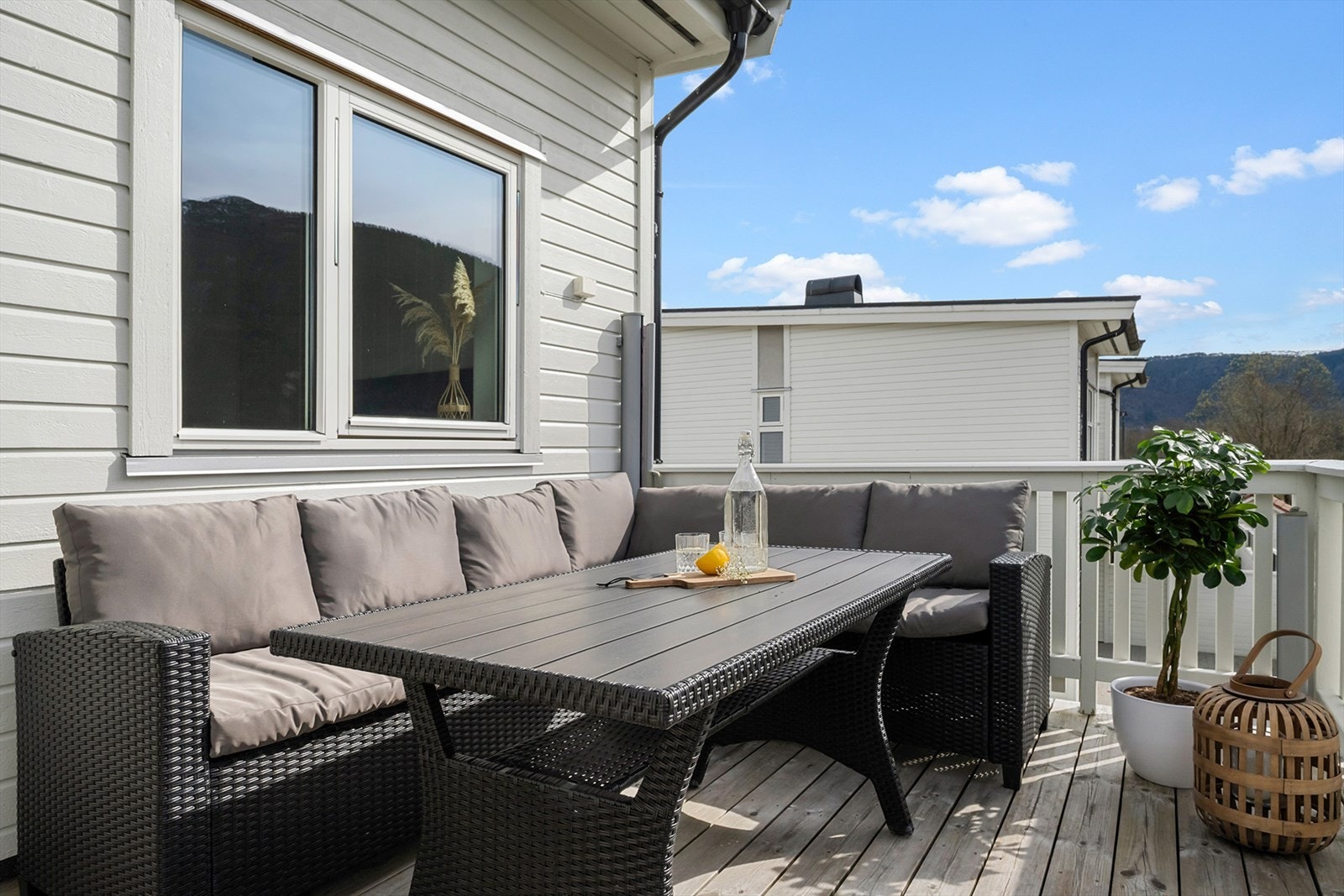 Verandaen har god plass til ønsket utemøblement. Galleribilde