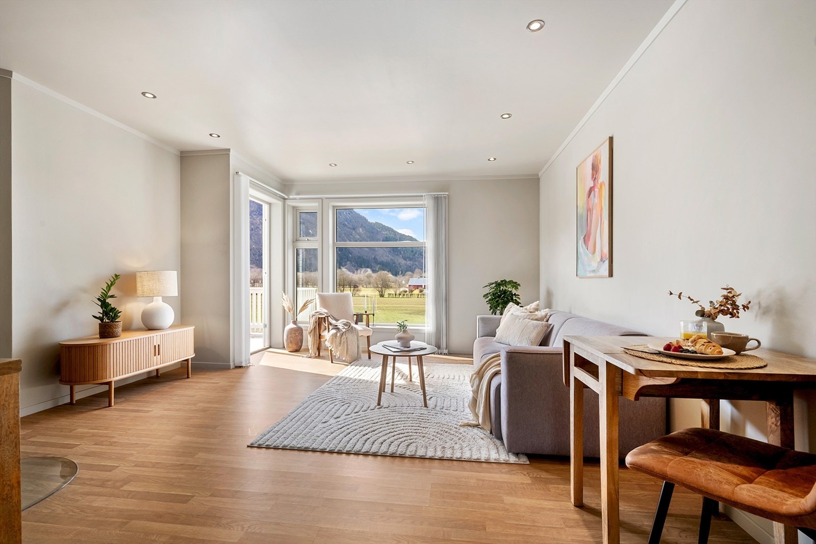Gode vindusflater i front slipper inn rikelig med naturlig lys. Galleribilde
