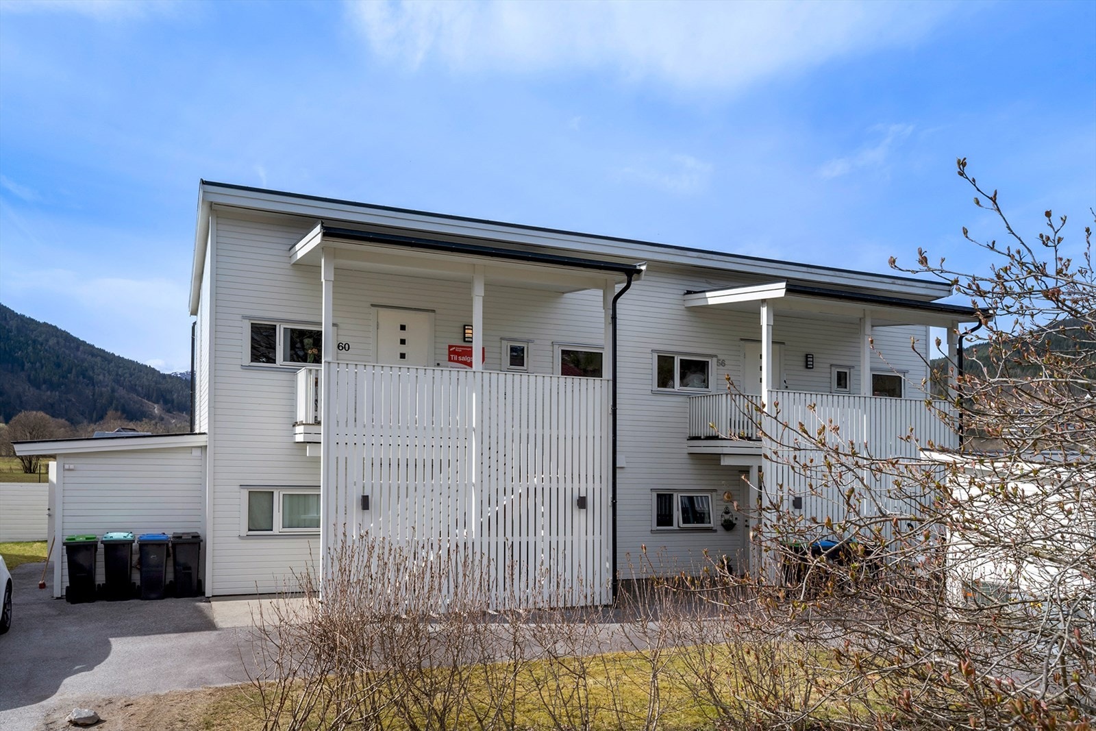 Utenfor boligen er det overbygd trappehus, sportsbod og carport der seksjonen har fast parkeringsplass. Galleribilde