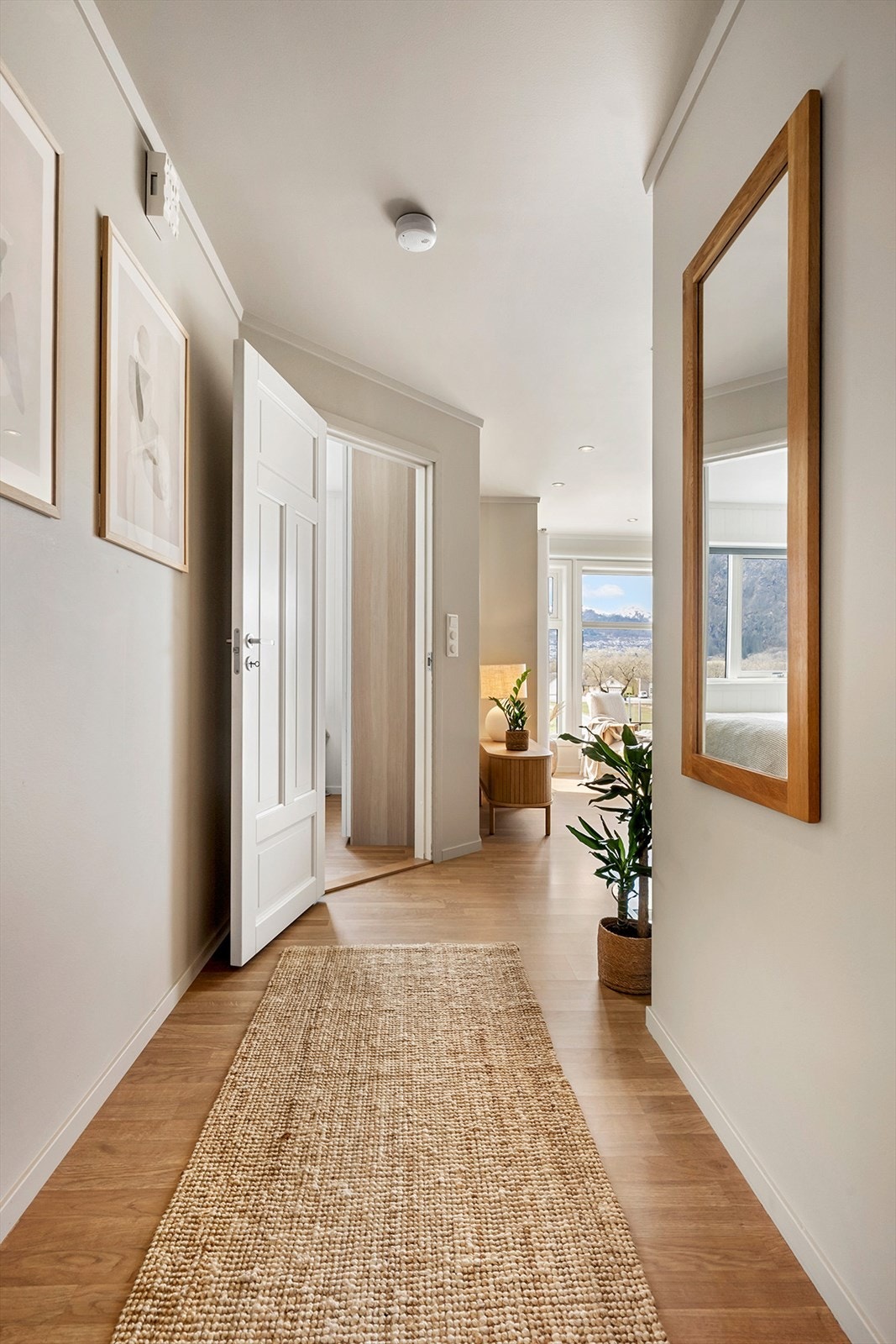 Boligen har et moderne og innbydende uttrykk med gjennomgående lyse overflater og downlights i himling. Galleribilde