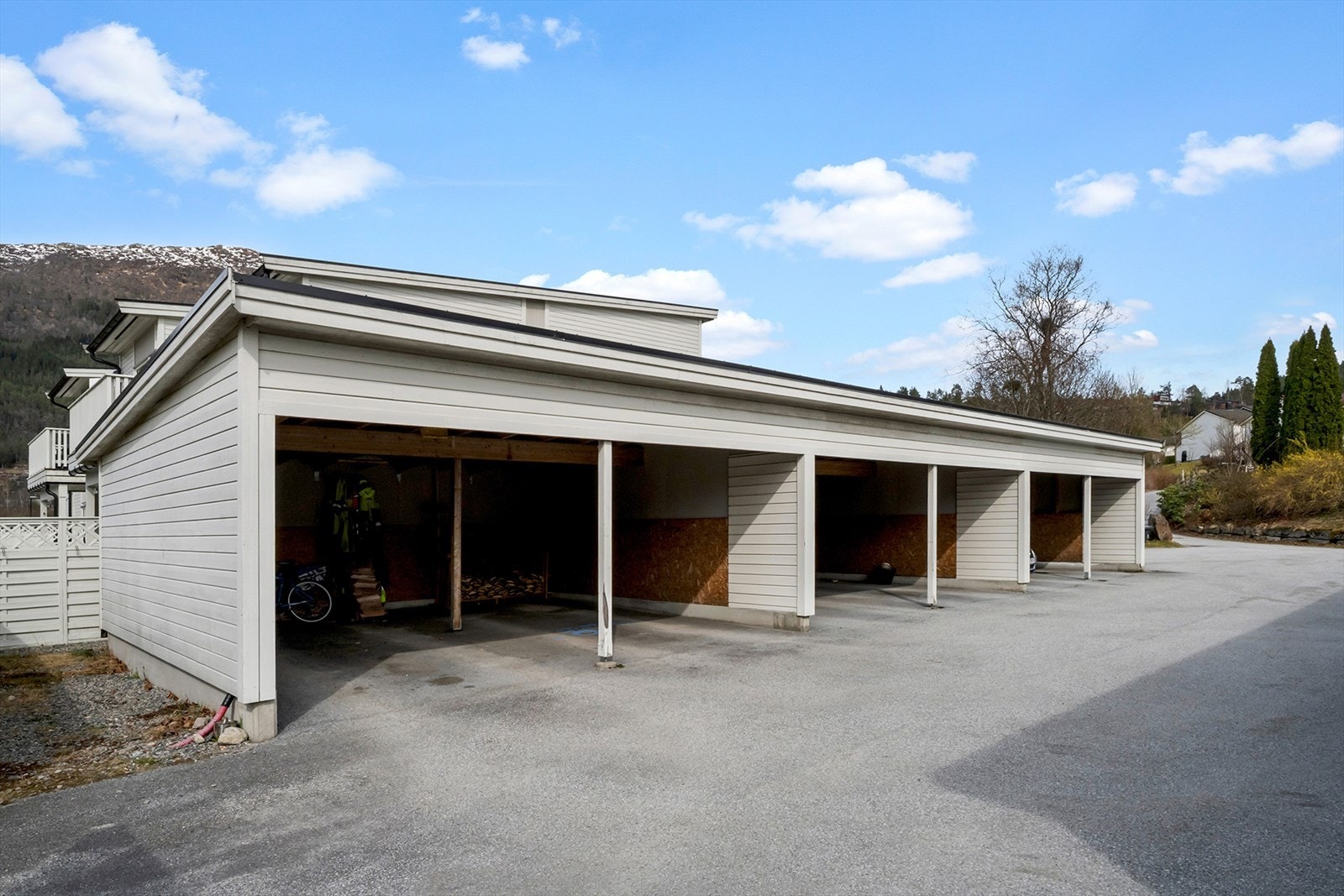 Med leiligheten er det eksklusiv bruksrett til fast parkeringsplass i carport og utvendig sportsbod. Galleribilde