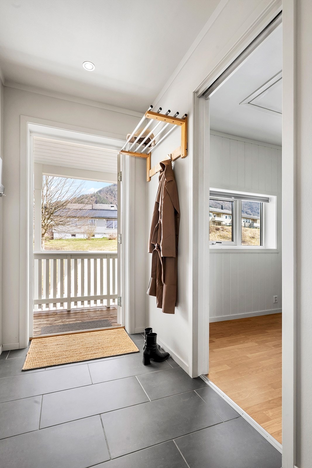 Velkommen inn! Entré med flislagt gulv og plass til ytterklær og sko. Galleribilde