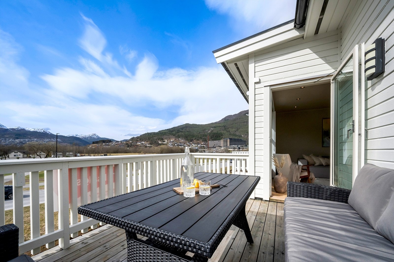 Fra verandaen er det fri utsikt i retning mot sentrum og til fjellene Hafstadfjellet, Halbrendsnipa og Førdsnipa. Galleribilde