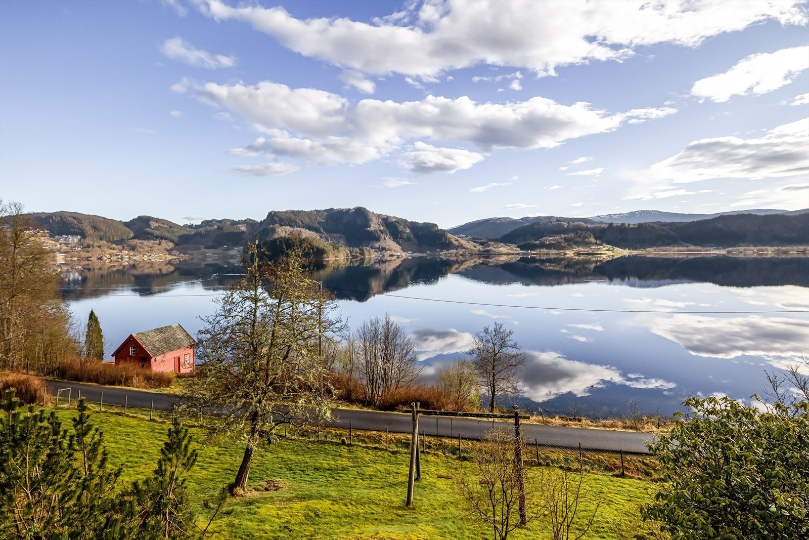 Maleriske omgivelser, panoramautsikt, naust, egen sandstrand og stall. Galleribilde