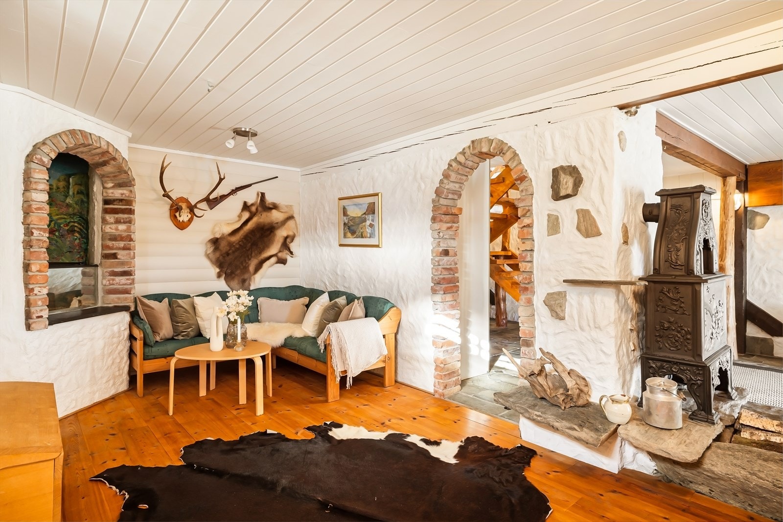 Kjeller stue, indre del av rommet er godkjent som bodplass. Galleribilde