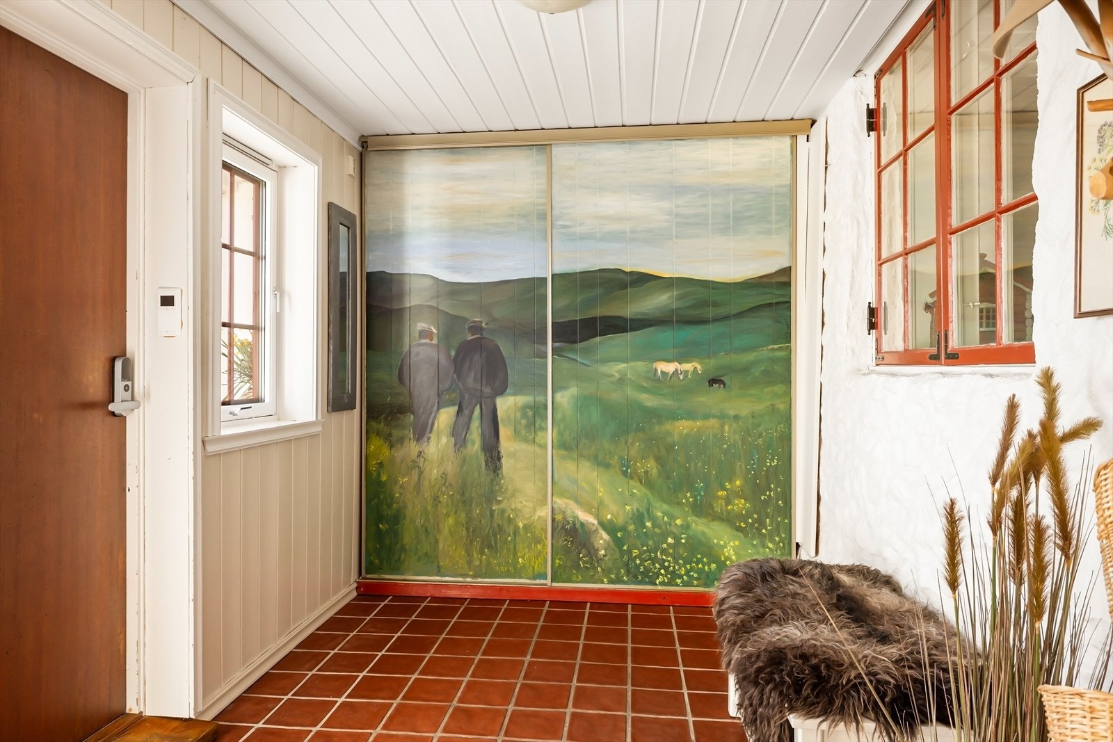 Velkommen inn! Tidligere eier har lagt sjelen sin med mange fine eventyrlige detaljer, trapp, dører mm. Gangen er et påbygg fra 1989. Galleribilde