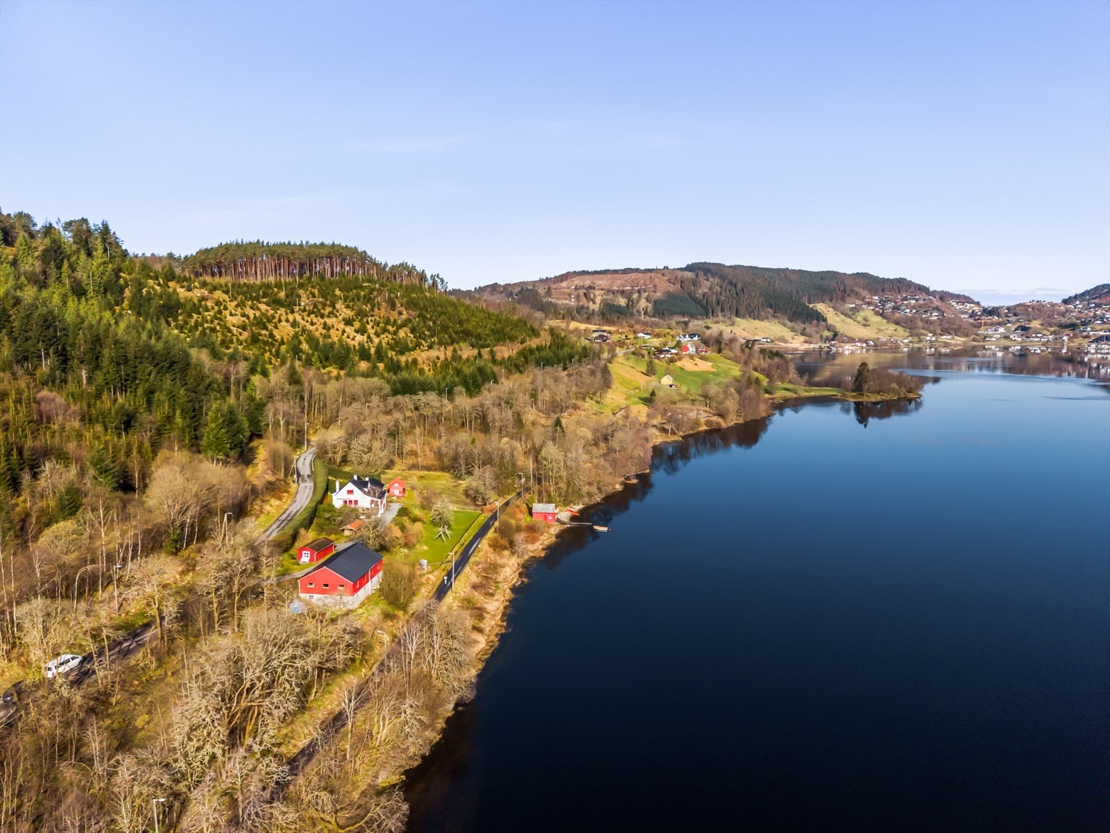 Sentralt, men samtidig landlig, rolig og helt usjenert. (Til høyr i bildet er Hatlestad terrasse, Hamrevegen, Vallaheiene. Galleribilde