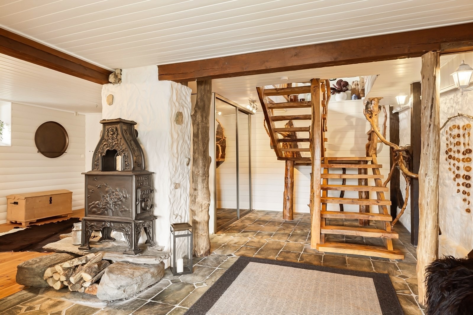 Hall og entre med stor garderobe. Flott skifer. Selvlaget trapp, en særegen detajl i huset. Galleribilde
