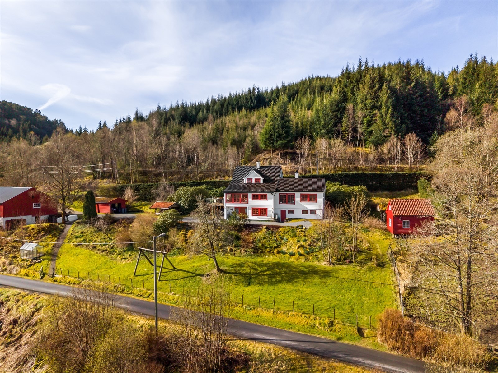 Unik mulighet. Sol på tomten til ca kl 19 sommerstid. ihht. selger. Galleribilde