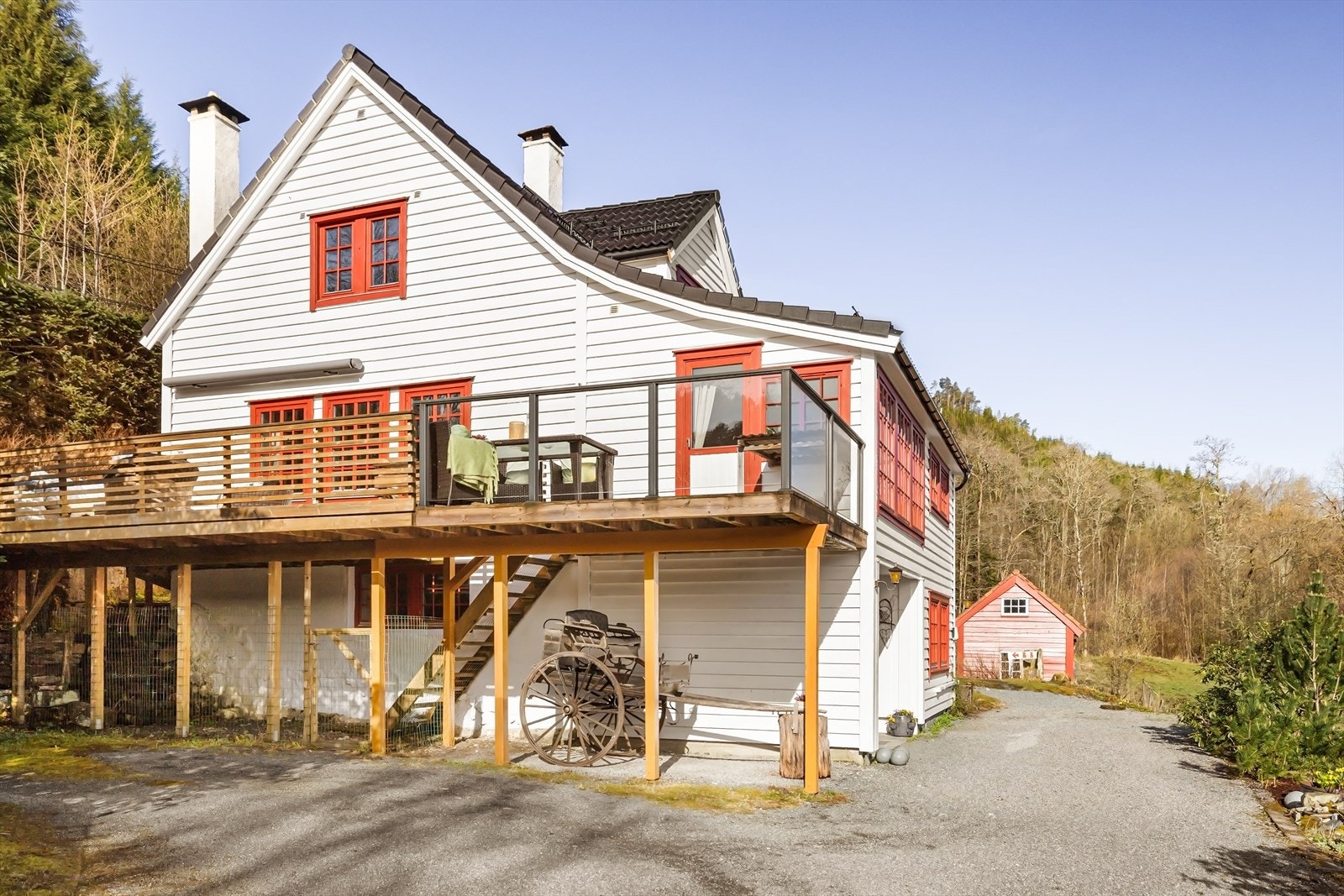 Selger har inngjerdet terrasse, trapp ned og del bak huset, ideelt for hunder. Galleribilde