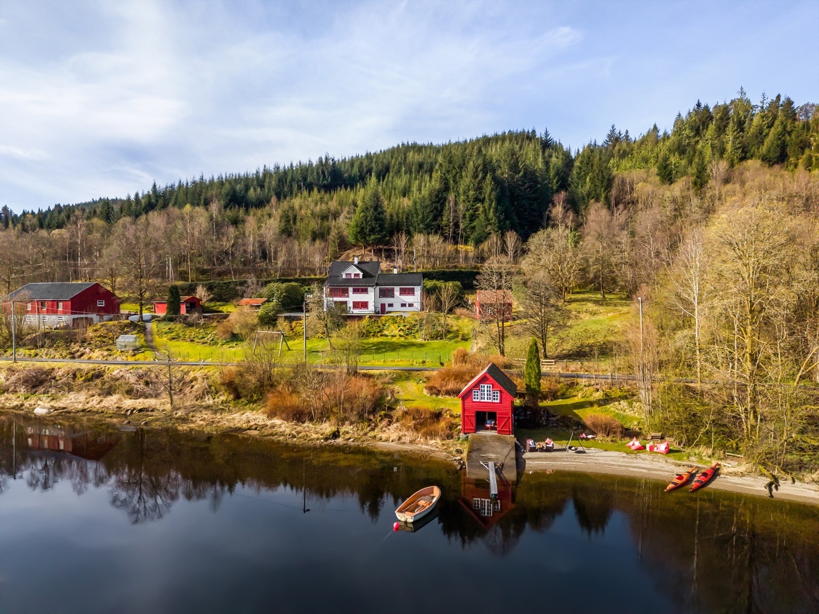 Velkommen til eventyrlige Kismulvegen 141! Ekte småbruksidyll med natur- og friluftsliv til salgs. Galleribilde