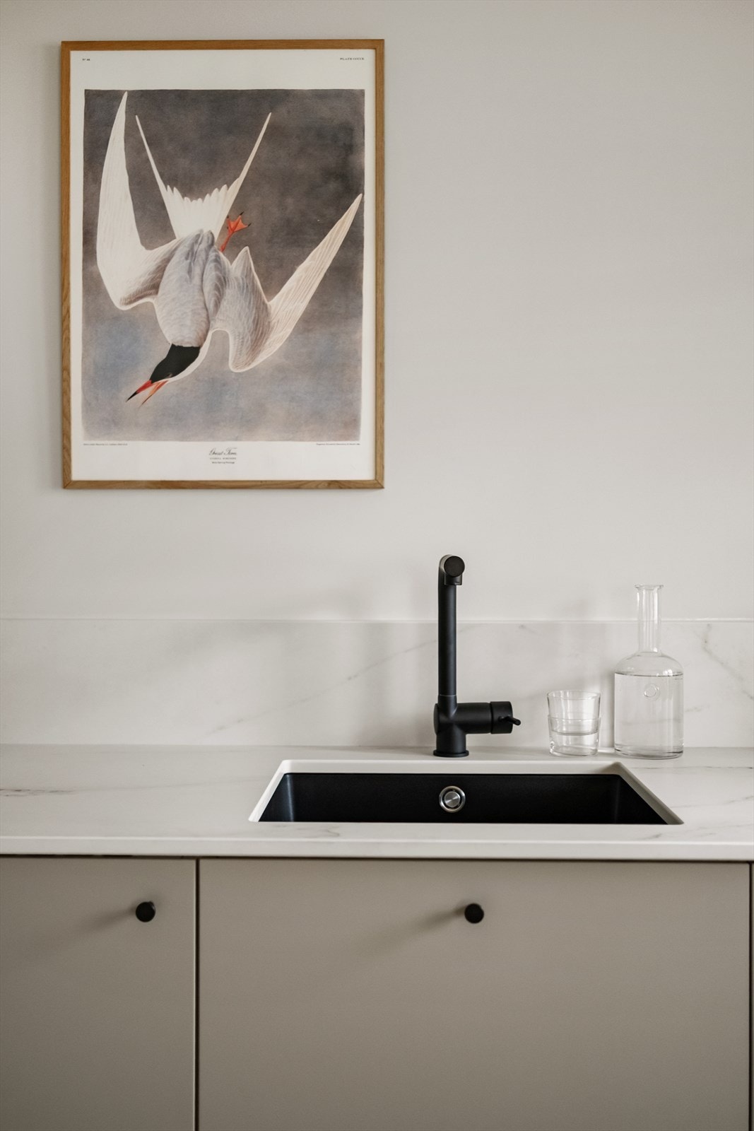 Kjøkkenet har glatte fronter og benkeplate av dekton rem matt/steinplate med underlimt vask. Galleribilde