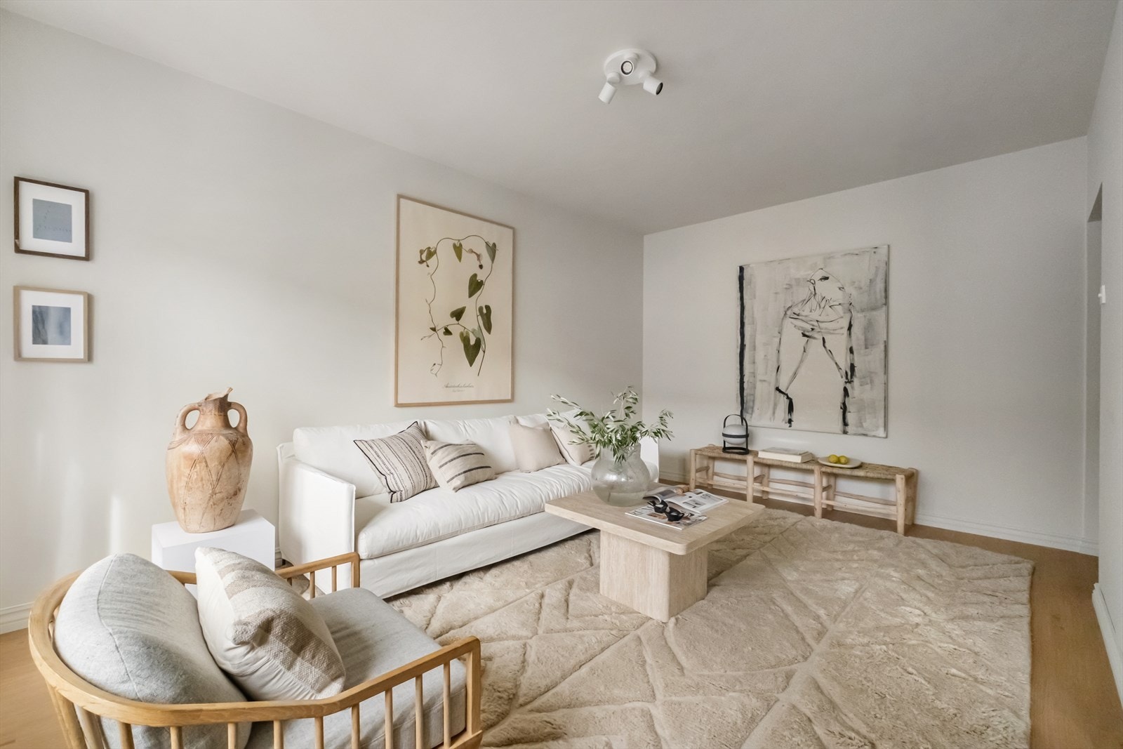 Overflatene er malt i en delikat fargetone. Galleribilde