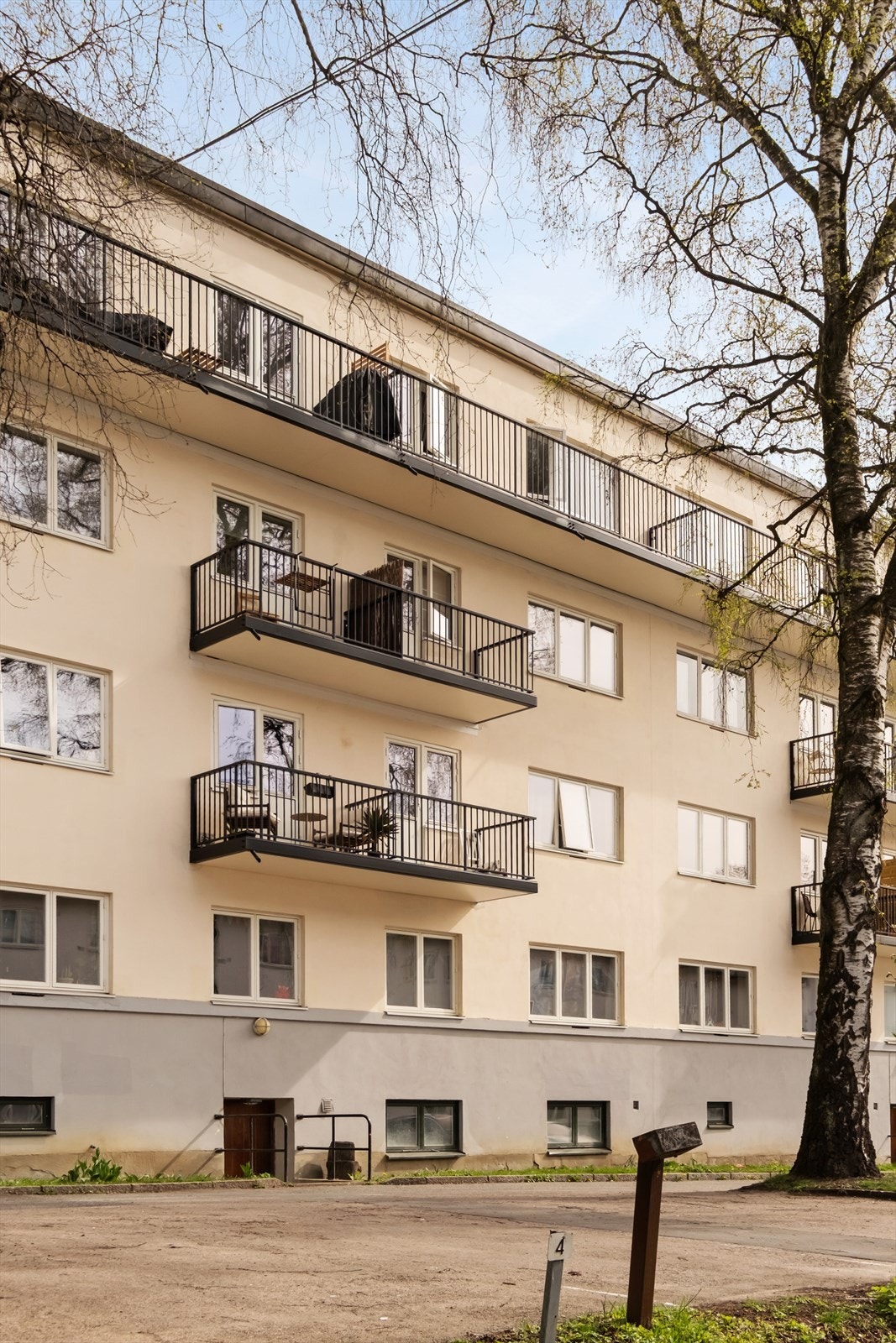 Boligen ligger svært sentralt, men likevel skjermet, og gir deg den perfekte kombinasjonen av urbant tilbud og rolige nabolagskvaliteter. Galleribilde
