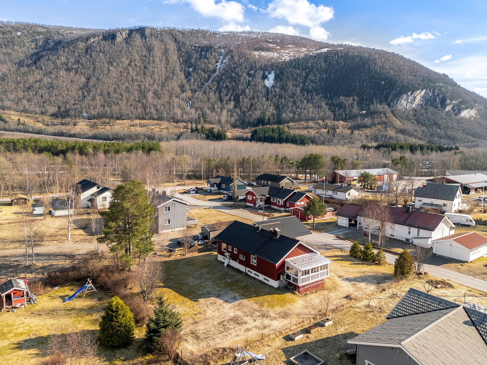 Her bor du i et attraktivt, veletablert og naturskjønt område - med kort vei til både sentrum, skole, togstasjon - og ikke minst tur- og friluftsområder. Galleribilde