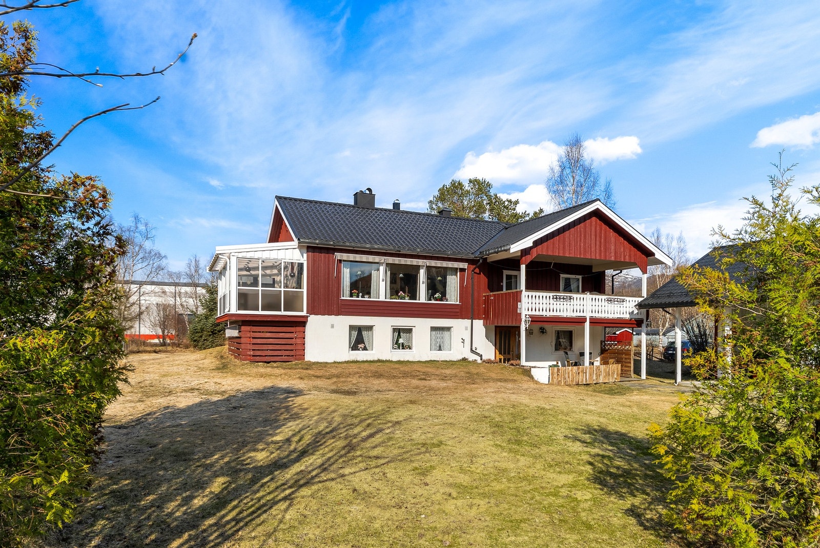 Pent opparbeidet tomt med grøntarealer og diverse beplantning - på stor "firkantet" tomt på over 1,1 mål. Galleribilde