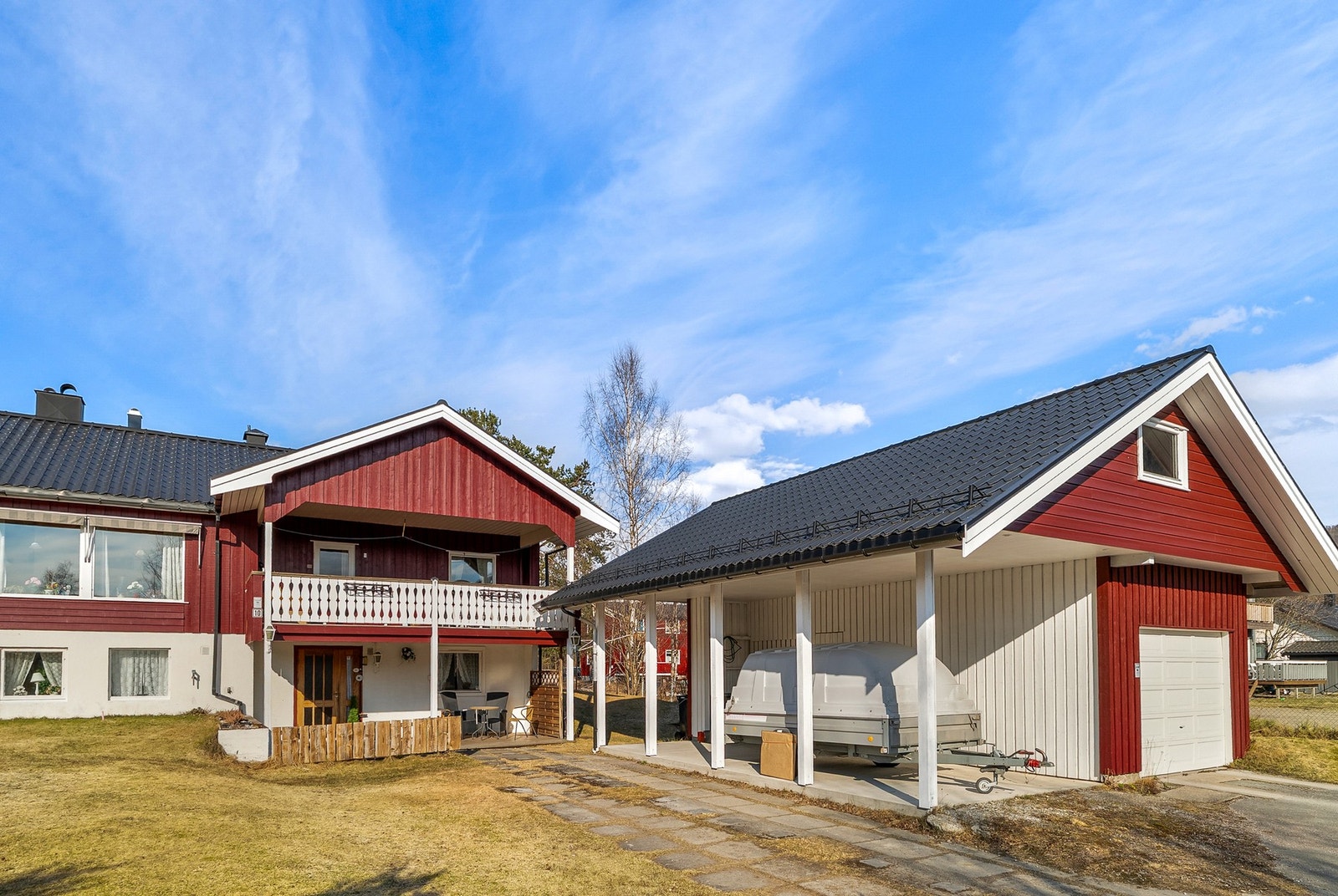 Eneboligen er på ca. 165m², og det ble i 2012 oppført garasje m/ carport. Stor tomt på over 1,1 mål. Galleribilde