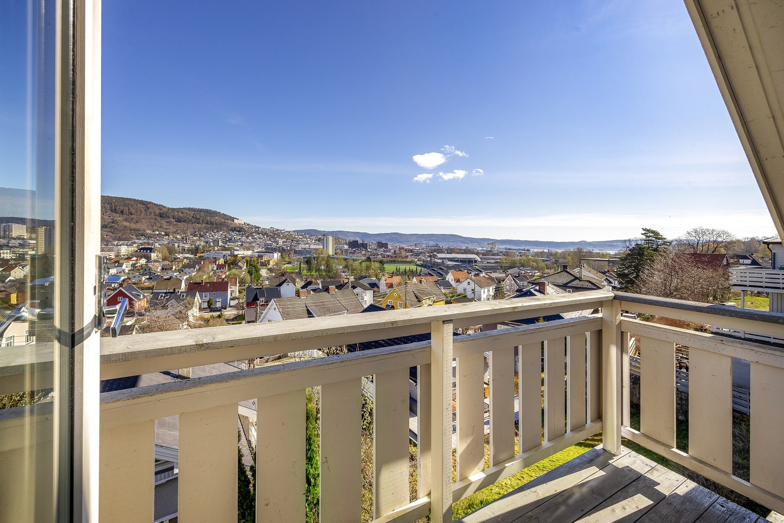 Balkongen på loftet er en fin plass for en morgenkaffe med utsikt over nabolaget. Galleribilde