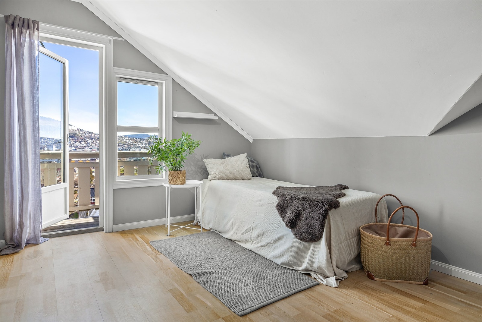 Fra kontoret/soverommet på loftet er det utgang til en balkong på 2 m². Galleribilde
