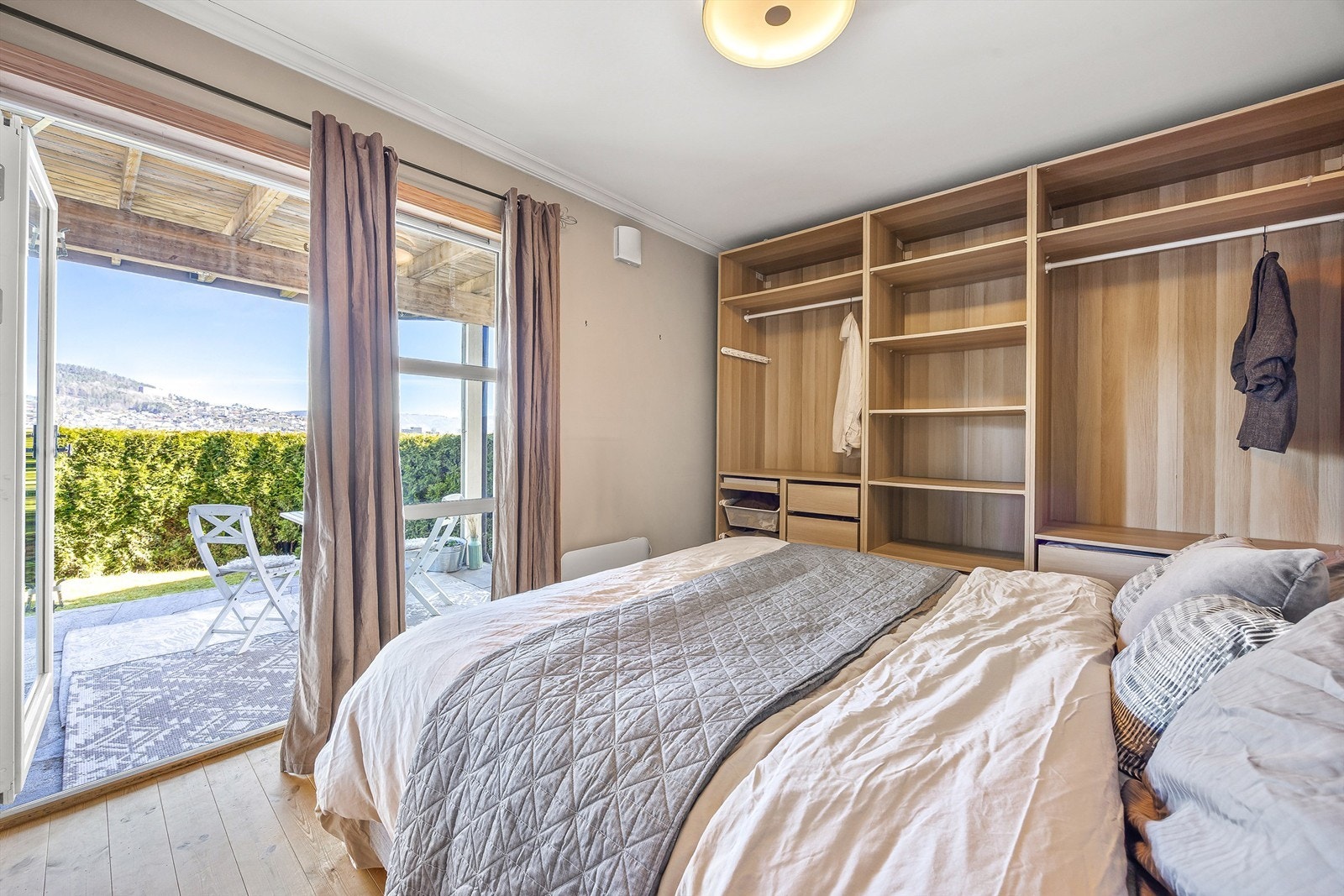 Hovedsoverommet har direkte utgang til en overbygget uteplass på 9 m² og hagen. Galleribilde