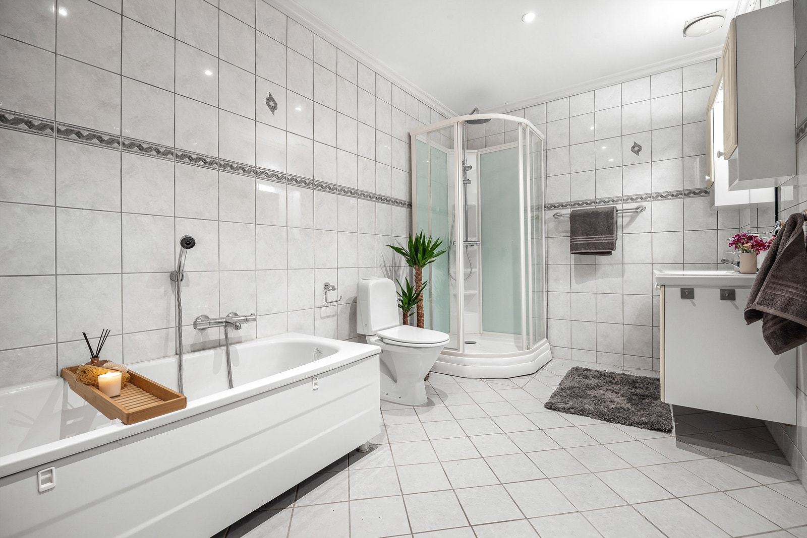 Hovedbadet i underetasjen er helfliset og utstyrt med både badekar og dusjkabinett, samt gulvvarme. Galleribilde