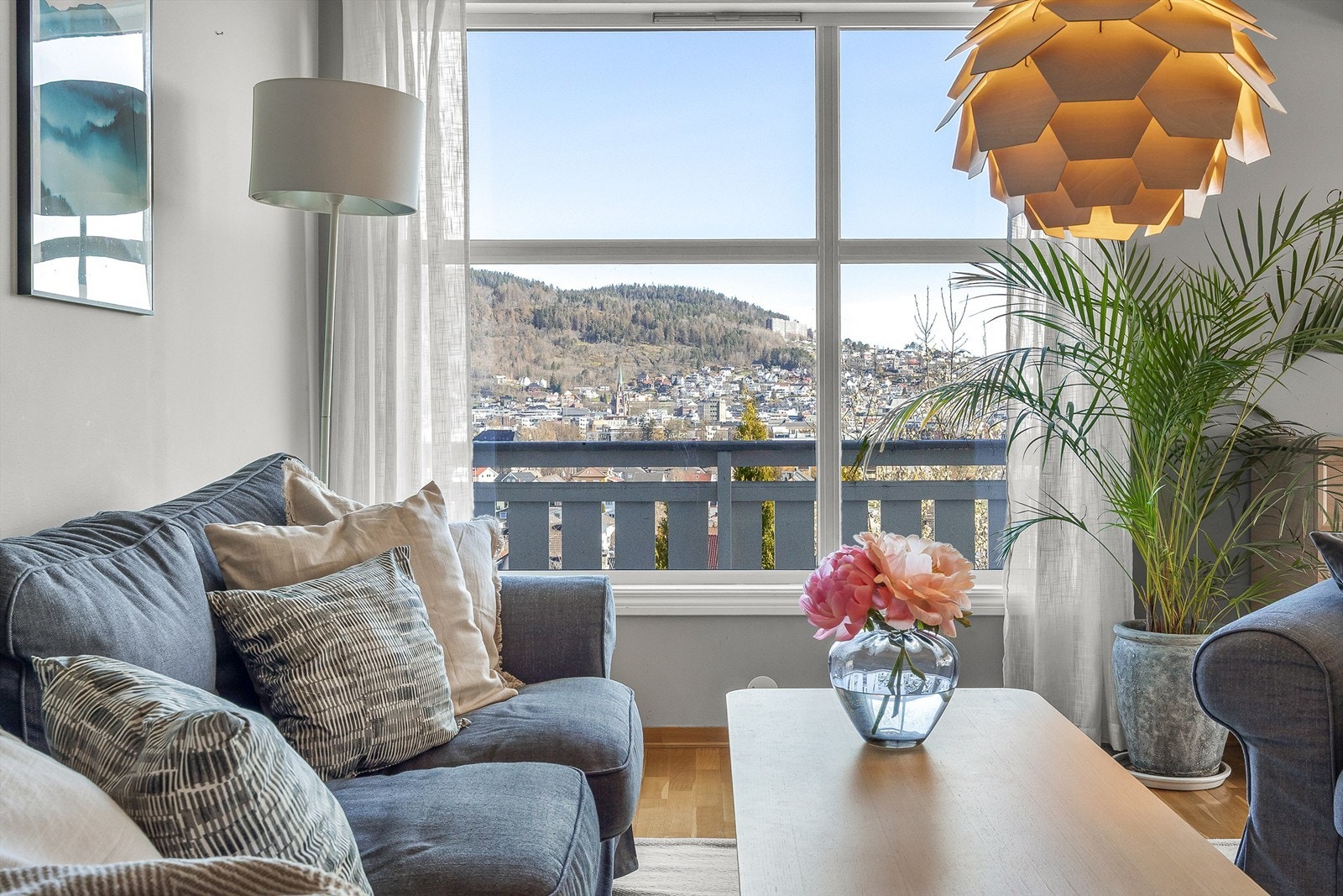 Fra stuen har du en levende utsikt over Drammen som endrer seg med årstidene. Galleribilde