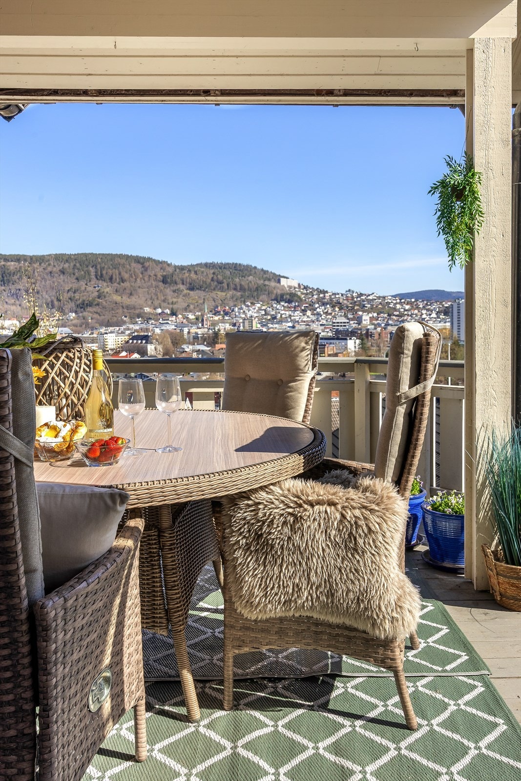 Verandaen er bygget i trekonstruksjoner med rekkverk av tre og er delvis overbygget. Galleribilde