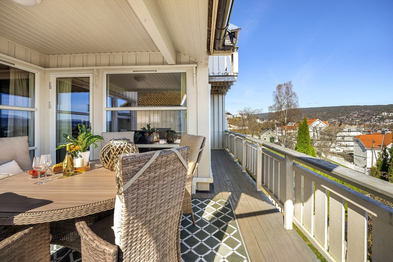 Verandaen strekker seg langs stuen og kjøkkenet, med utgang fra begge rom. Galleribilde