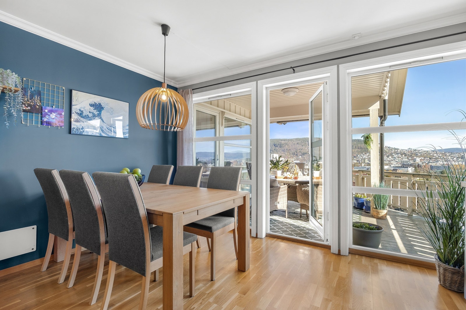 Spisestuen har plass til et stort langbord for sosiale sammenkomster og har direkte utgang til verandaen. Galleribilde