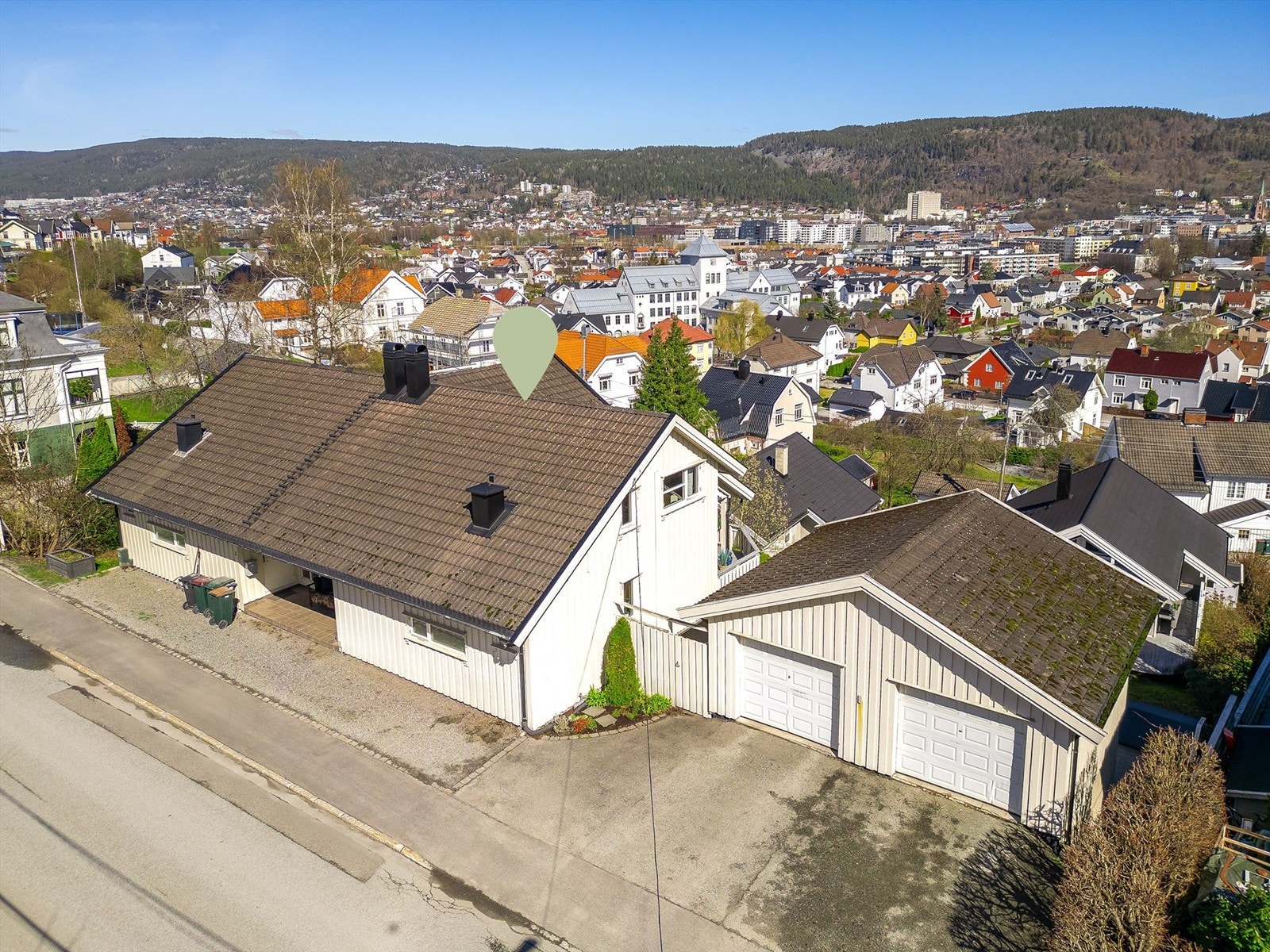 Eiendommen har en god plassering på tomten med garasje og biloppstillingsplass ved adkomsten. Galleribilde