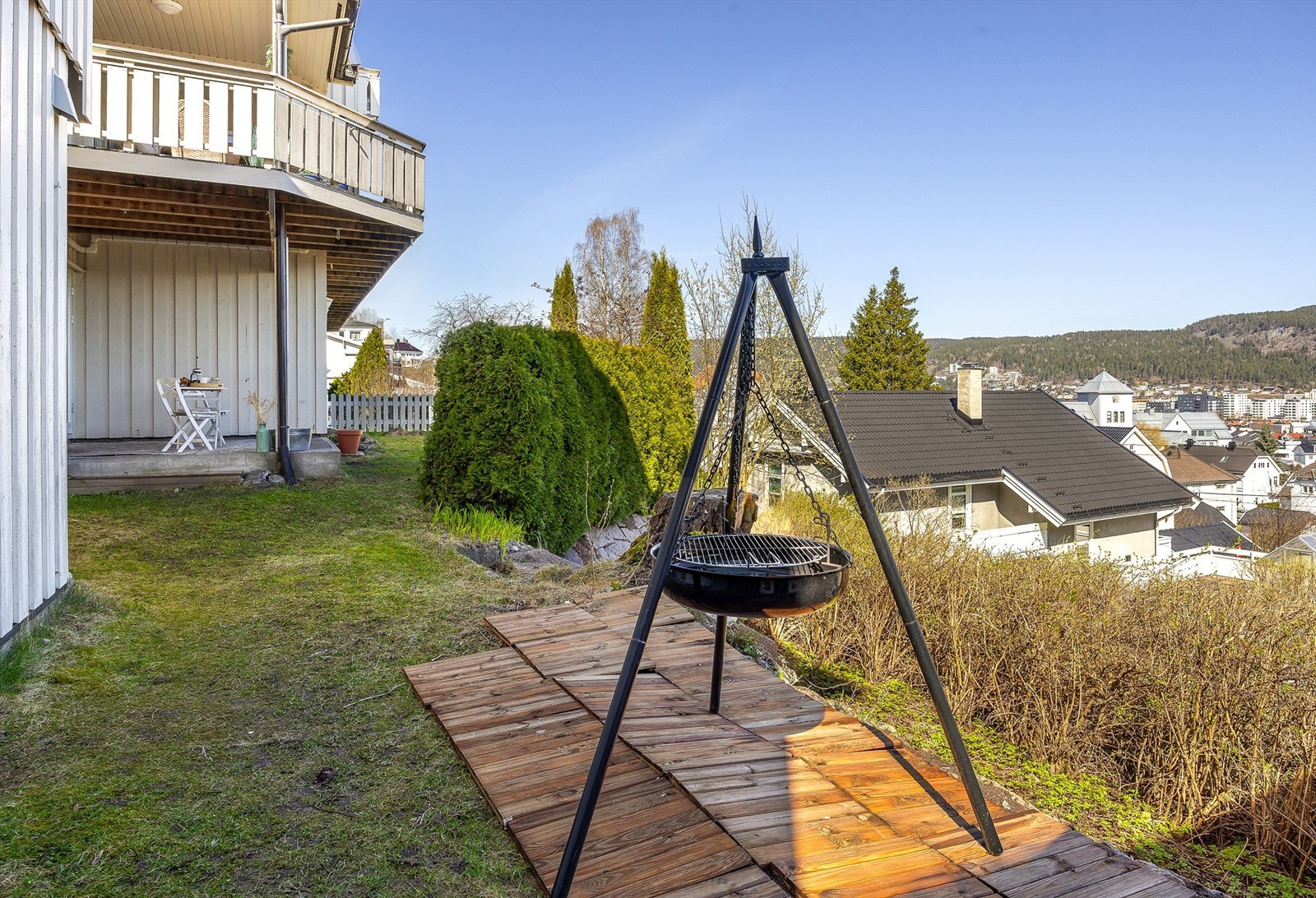 Tomten er opparbeidet med plenarealer og beplantning, og skråner i to nivåer. Galleribilde