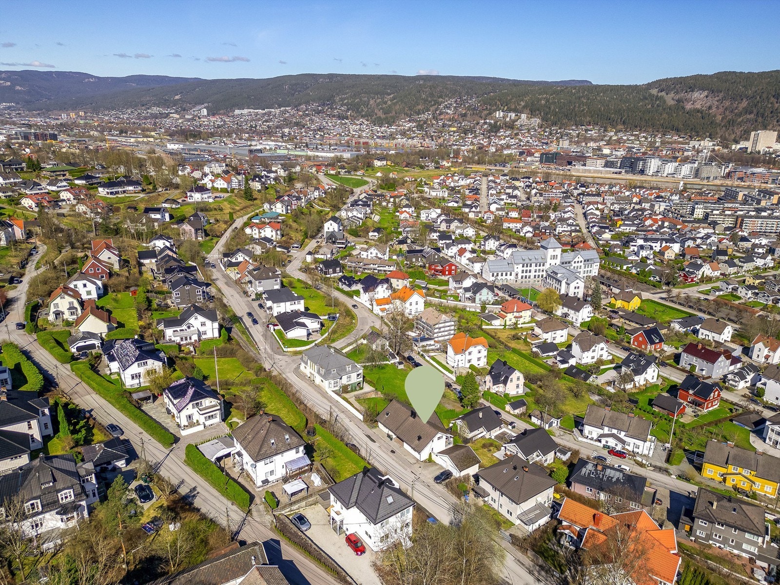 Kun 5-7 min kjøring til Drammen sentrum med alt av sentrumsfasiliteter, togstasjon og flere servicetilbud. Galleribilde