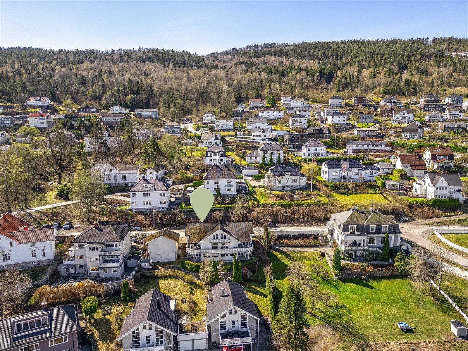 Fra eiendommen er det kort vei til både barnehage og skoler med tilhørende idrettsanlegg. Galleribilde