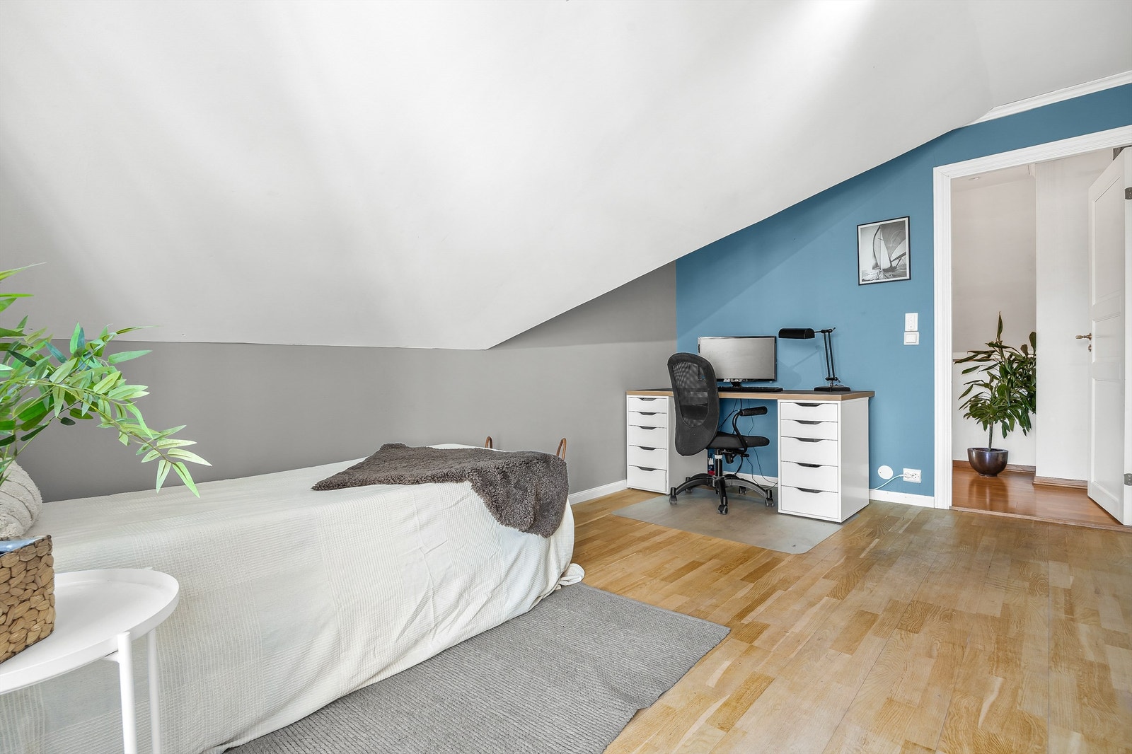 Kontoret/soverommet har god plass til en arbeidsstasjon og er adskilt fra loftstuen. Galleribilde