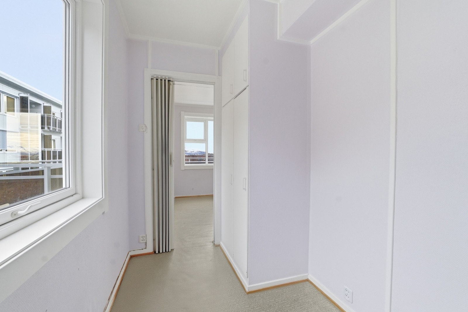Sovealkove med plassbygde garderobeskap Galleribilde