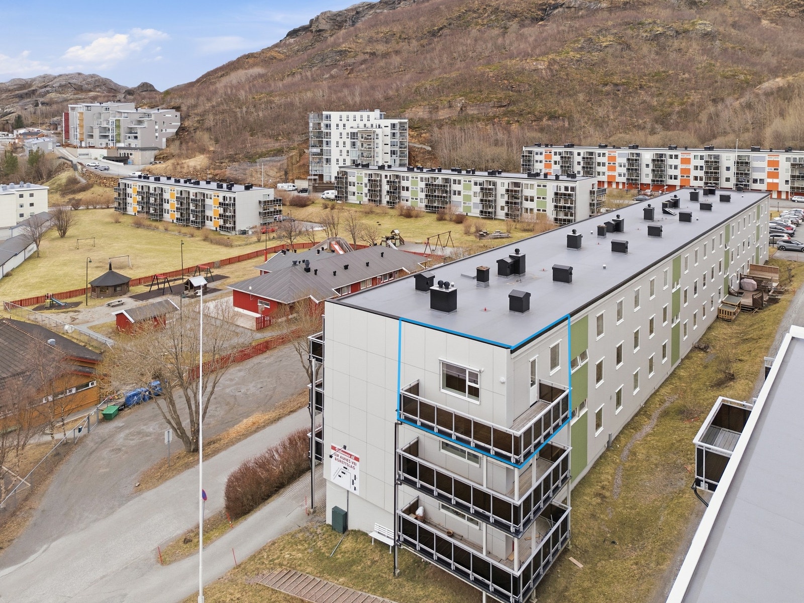 Veldrevet borettslag med god vedlikeholdshistorikk hvor bl.a fasader, tak, vinduer, balkonger, avløpsrør m.m. er oppgradert i nyere tid. Galleribilde