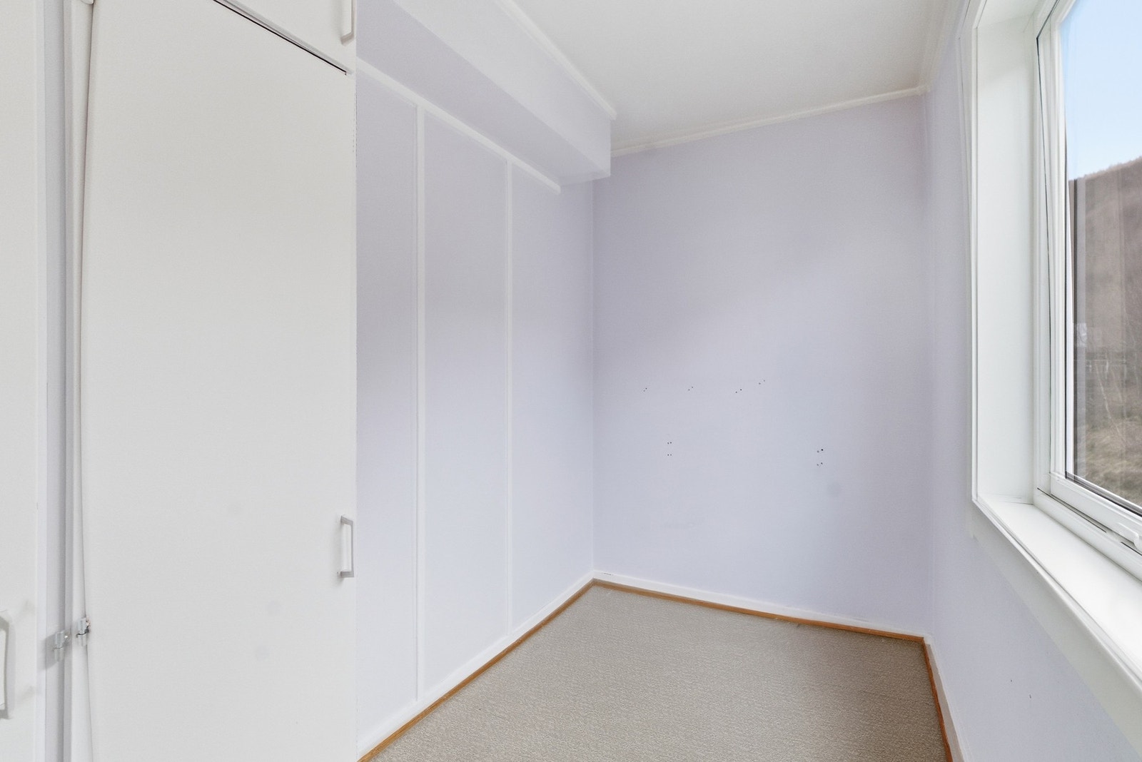 Sovealkove med plassbygde garderobeskap Galleribilde